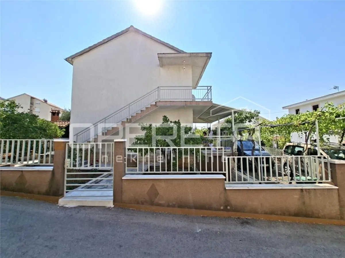 Casa con Dos Unidades Residenciales en Venta en Šibenik, Croacia - foto 1