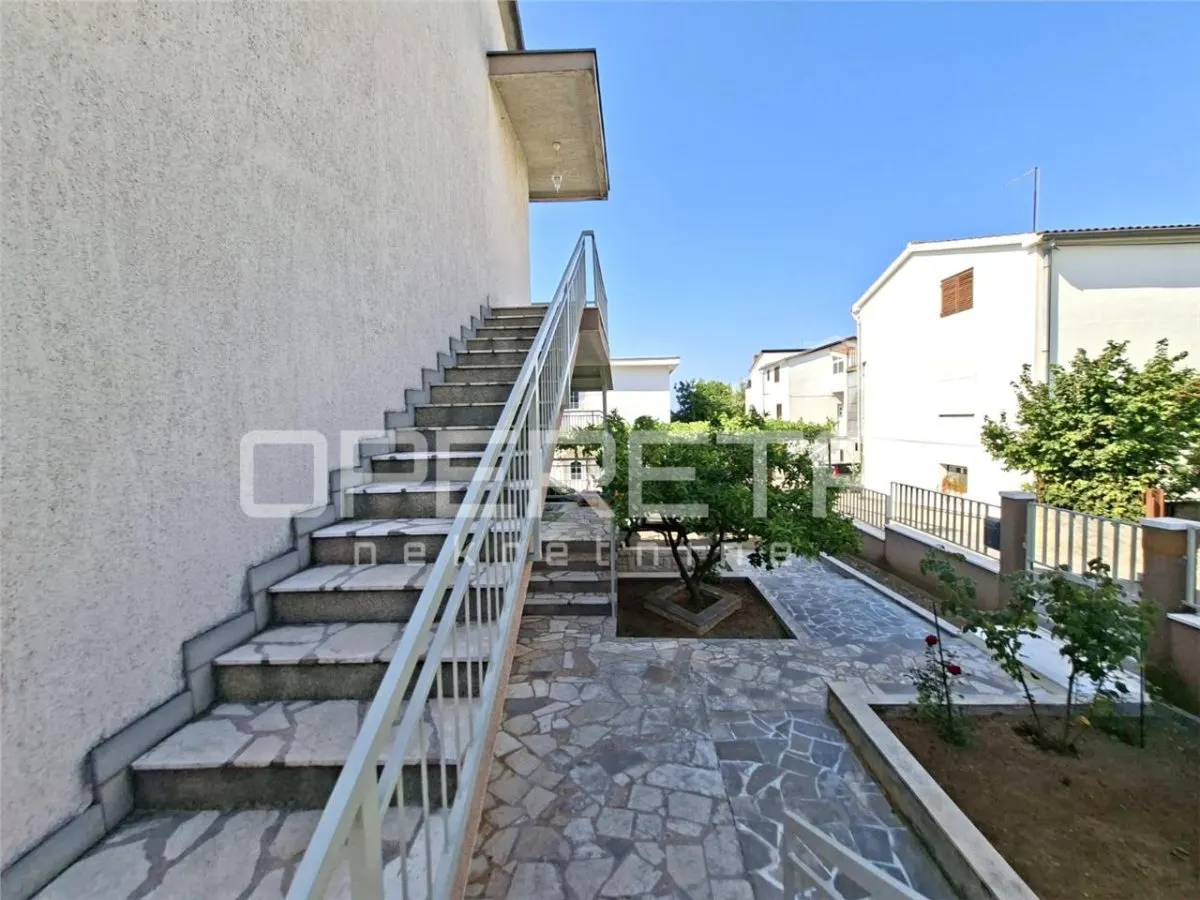 Casa con Dos Unidades Residenciales en Venta en Šibenik, Croacia - foto 2