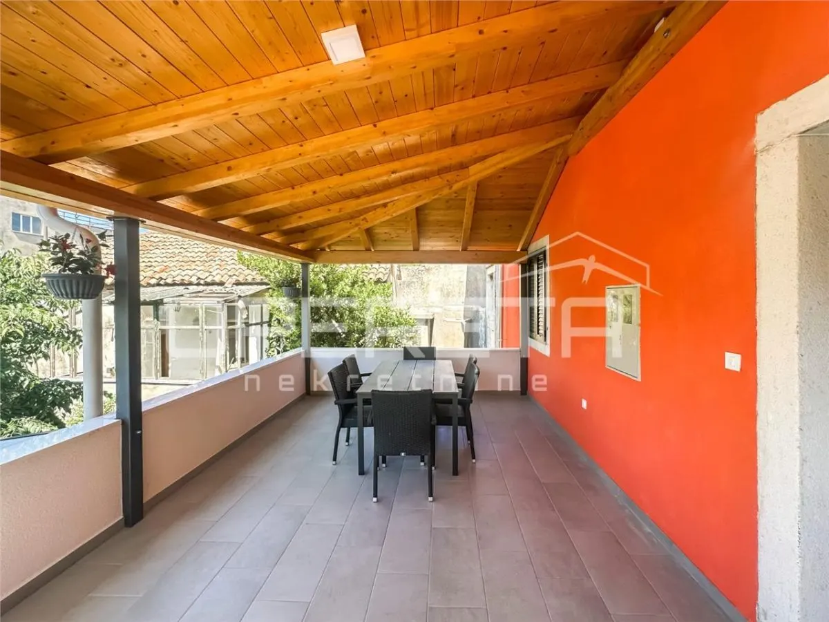 Casa con Espacio Comercial y Apartamento en Venta en Šibenik, Croacia - foto 1
