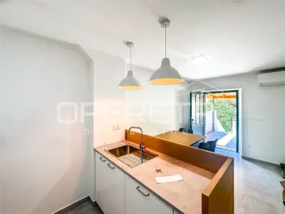 Casa con Espacio Comercial y Apartamento en Venta en Šibenik, Croacia - foto 2