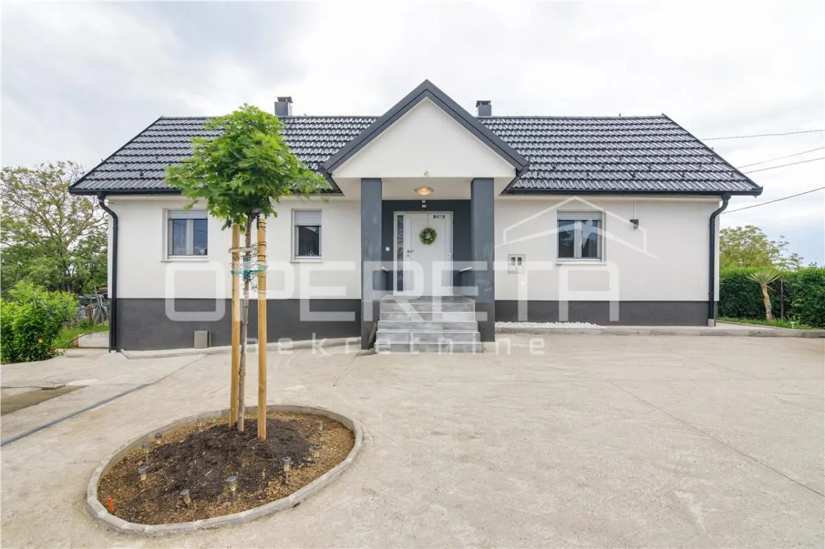 Detached House for Sale in Vrbovec, Croatia – 42,934 m² Estate - foto 1