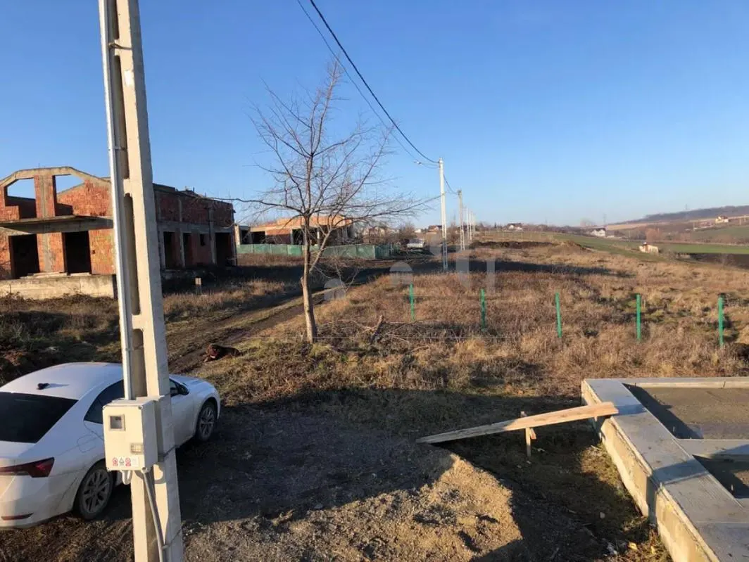 Terrain Aroneanu 652m² avec Utilités et Certificat d'Urbanisme - foto 8