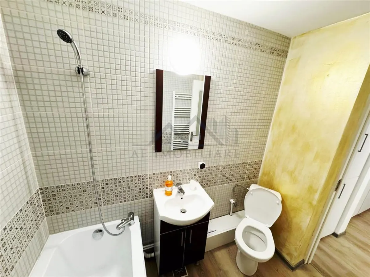 Three-Bedroom Apartment for Rent - foto 12