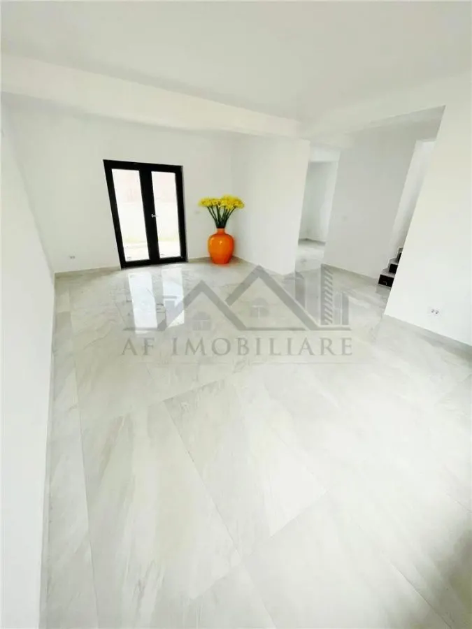 Casa Independiente con Garaje en Vișan-Bărnova, Castelul Grecilor - foto 1