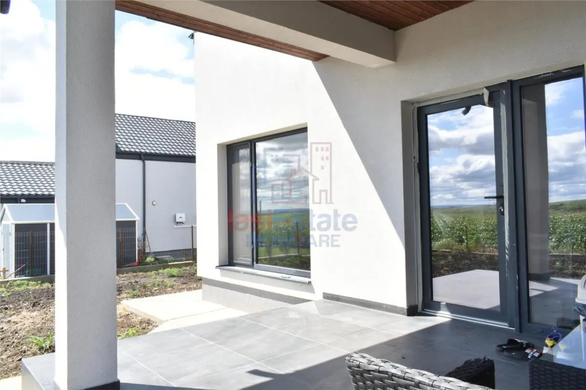 Villa Achevée à Aroneanu avec 750 m² de Terrain - foto 2