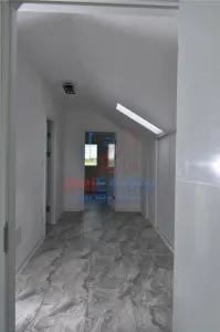 Villa Achevée à Aroneanu avec 750 m² de Terrain - foto 16