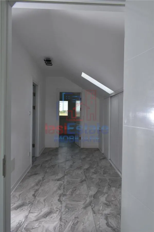 Villa Achevée à Aroneanu avec 750 m² de Terrain - foto 16