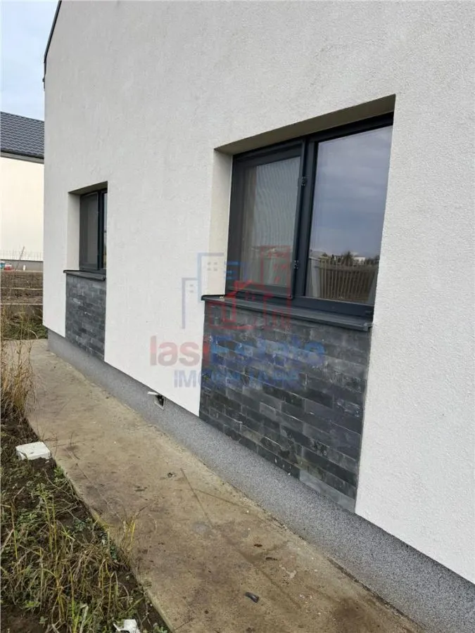 Villa Achevée à Aroneanu avec 750 m² de Terrain - foto 5