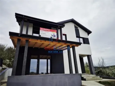 House for Sale with Outstanding Views in Tomești - foto 3