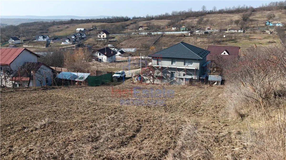 Village Cercu, Barnova: Terrain de 3,000 m² avec Constructions Anciennes - foto 13