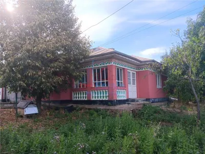 Vorovesti, Principala Street: 1200 sqm Land with Historic House and All Utilities - Vorovesti