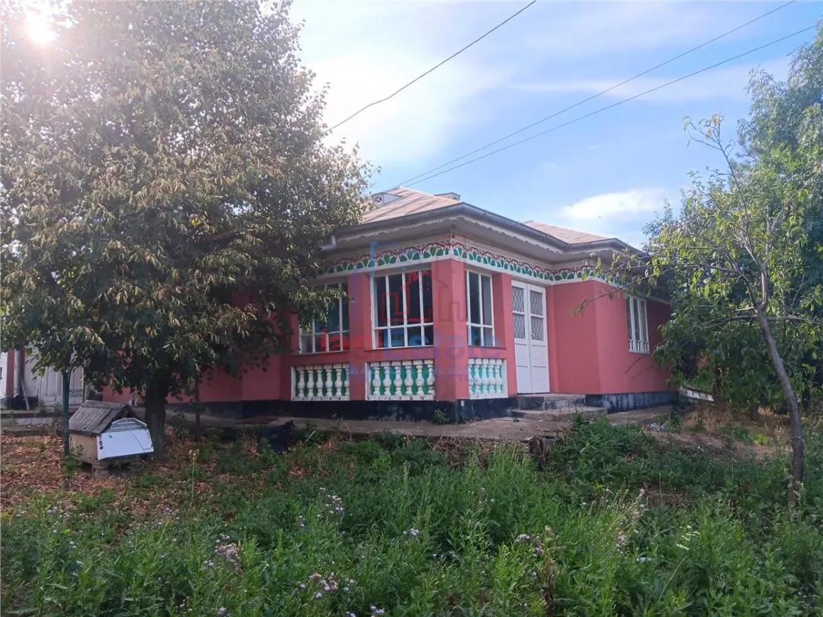 Vorovesti, Principala Street: 1200 sqm Land with Historic House and All Utilities - foto 1