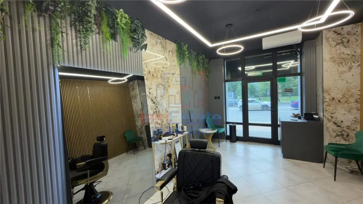 Local Commercial à Targu Cucu, Emplacement Premier sur Boulevard - foto 1