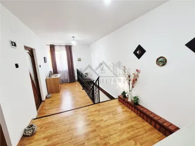 Casa de Cuatro Dormitorios en Venta en Tatarasi, Iasi - foto 16