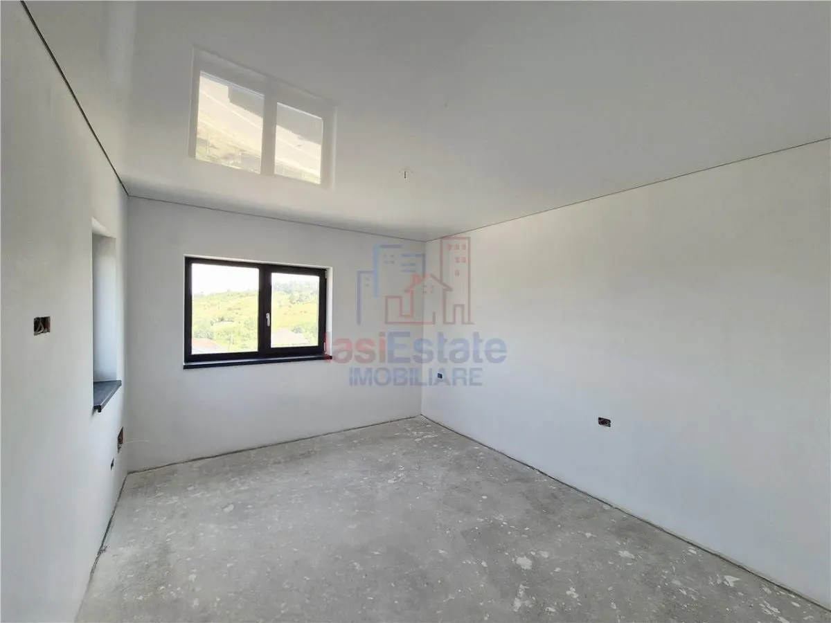 Detached House for Sale with Stunning Views in Tomești - foto 11