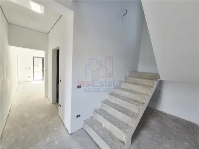 Detached House for Sale with Stunning Views in Tomești - foto 12