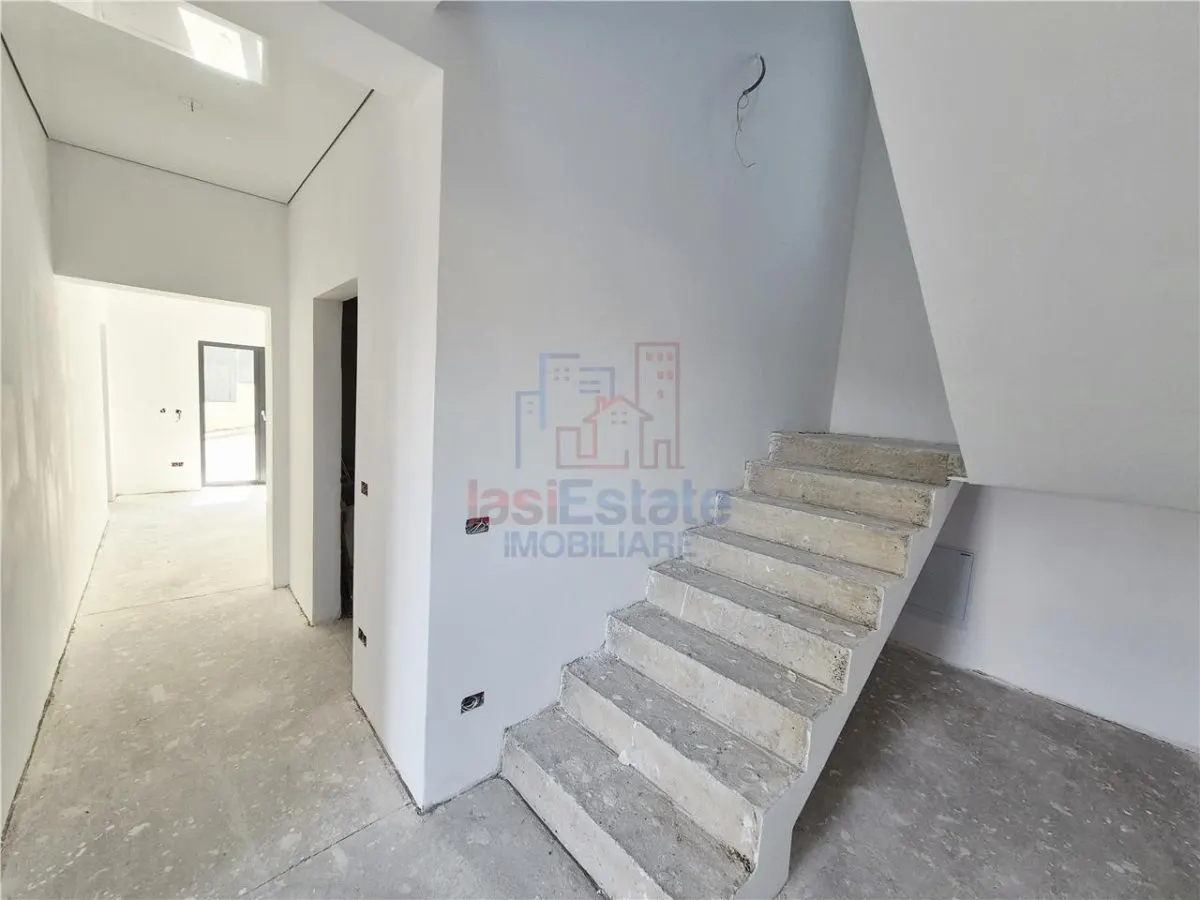 Detached House for Sale with Stunning Views in Tomești - foto 12
