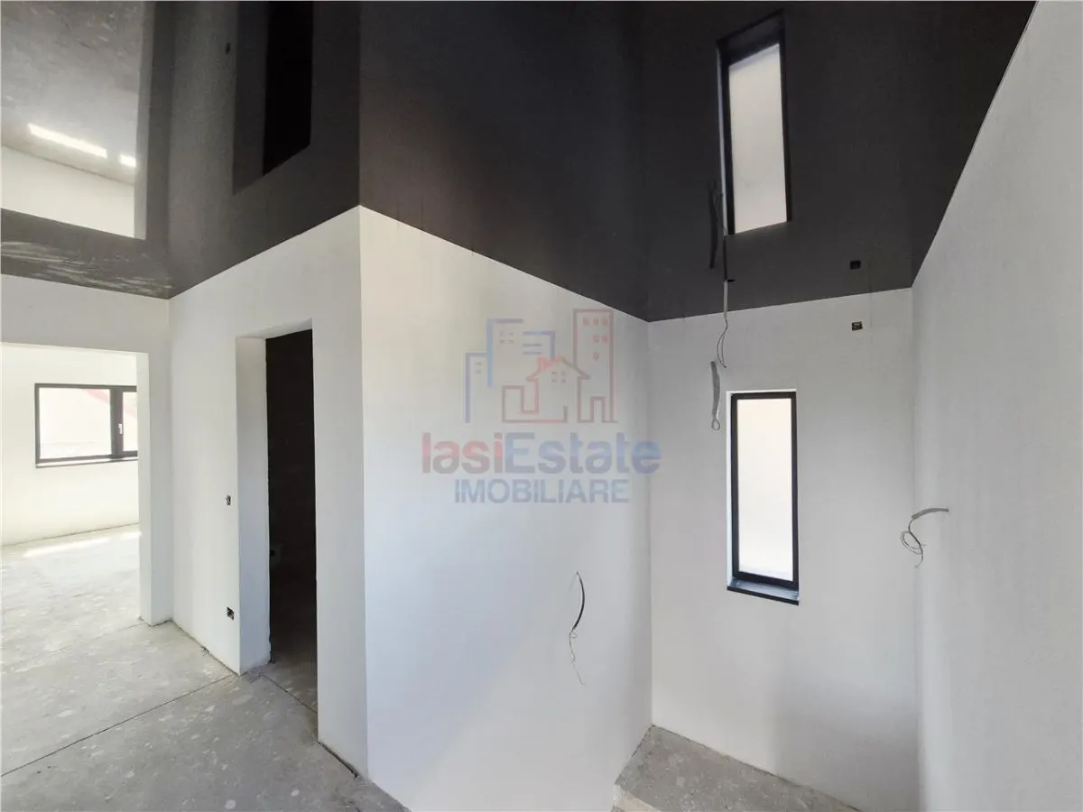 Detached House for Sale with Stunning Views in Tomești - foto 13