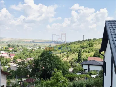 Detached House for Sale with Stunning Views in Tomești - foto 17