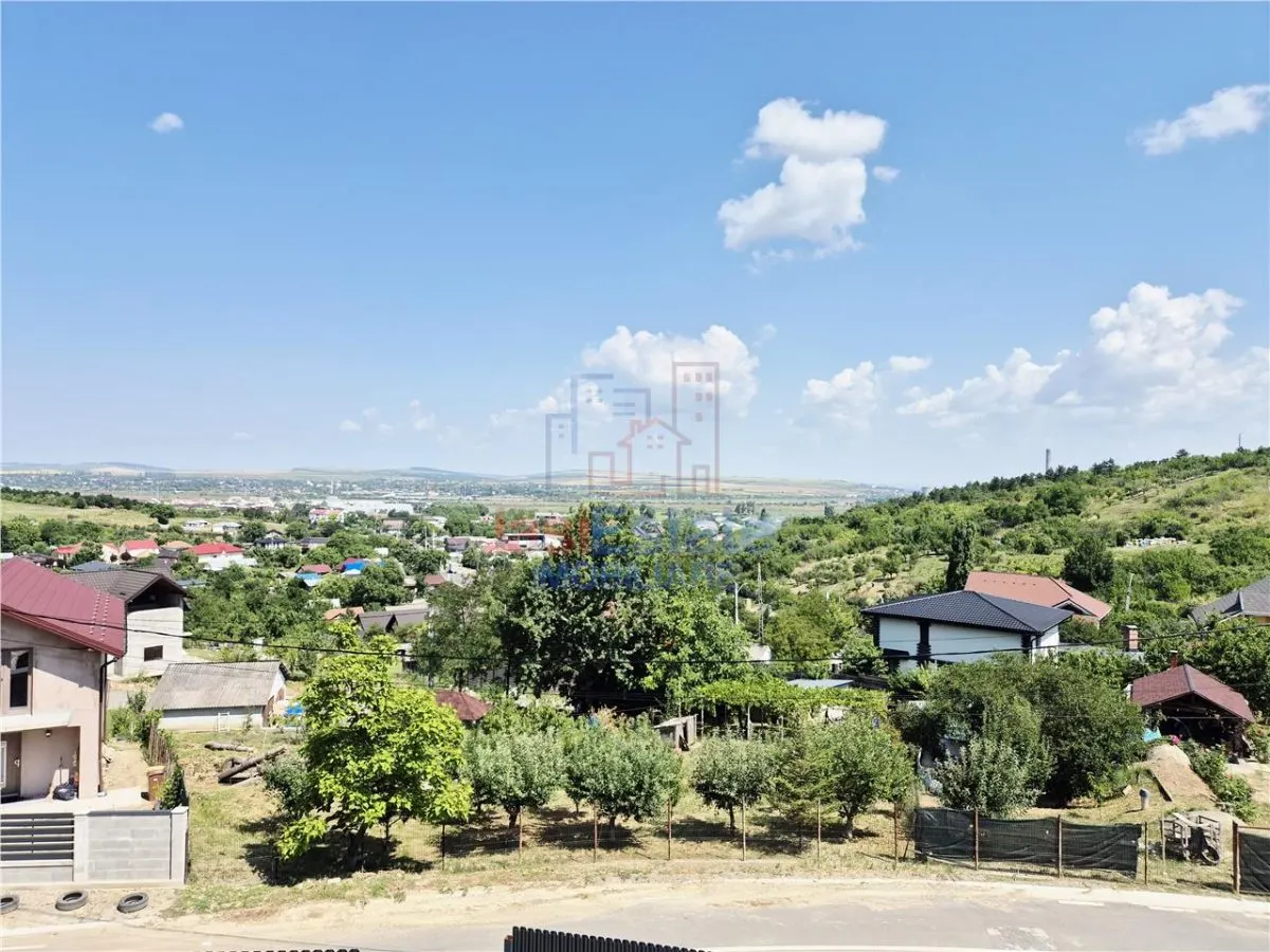 Detached House for Sale with Stunning Views in Tomești - foto 18