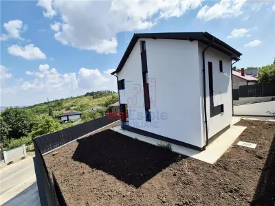 Detached House for Sale with Stunning Views in Tomești - foto 4