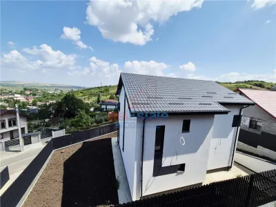 Detached House for Sale with Stunning Views in Tomești - foto 5