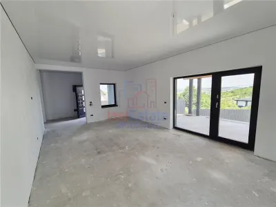 Detached House for Sale with Stunning Views in Tomești - foto 6