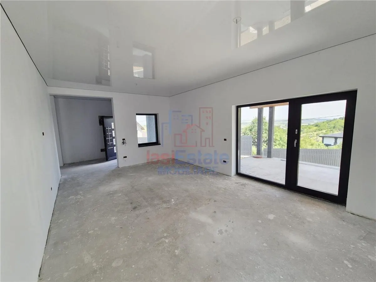 Detached House for Sale with Stunning Views in Tomești - foto 6