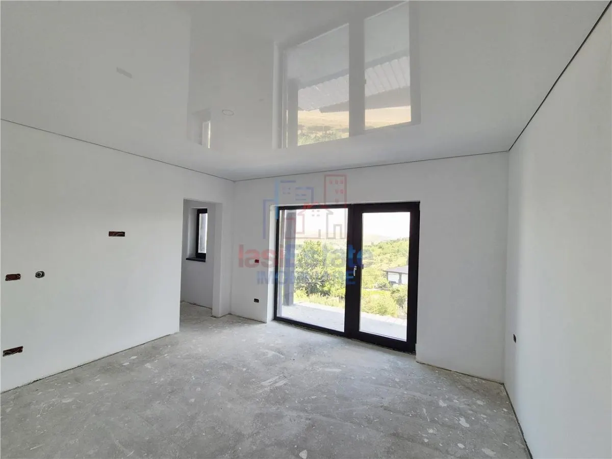 Detached House for Sale with Stunning Views in Tomești - foto 9