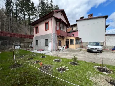 Casa de 5 Dormitorios Sinaia, P+1, Terreno 400 m², Doble Frente de Calle - Sinaia