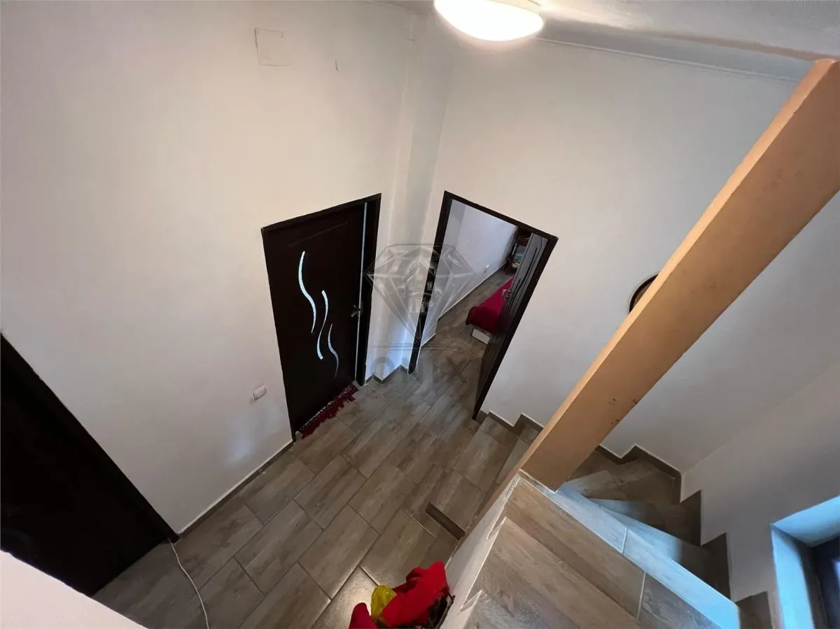 Maison 5 Chambres Sinaia, P+1, Terrain 400 m², Double Façade Rue - foto 16