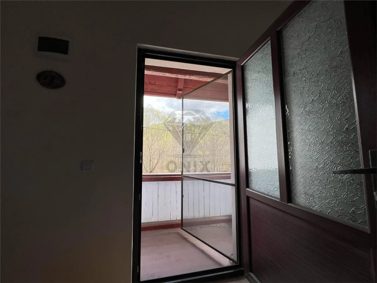 Maison 5 Chambres Sinaia, P+1, Terrain 400 m², Double Façade Rue - foto 4