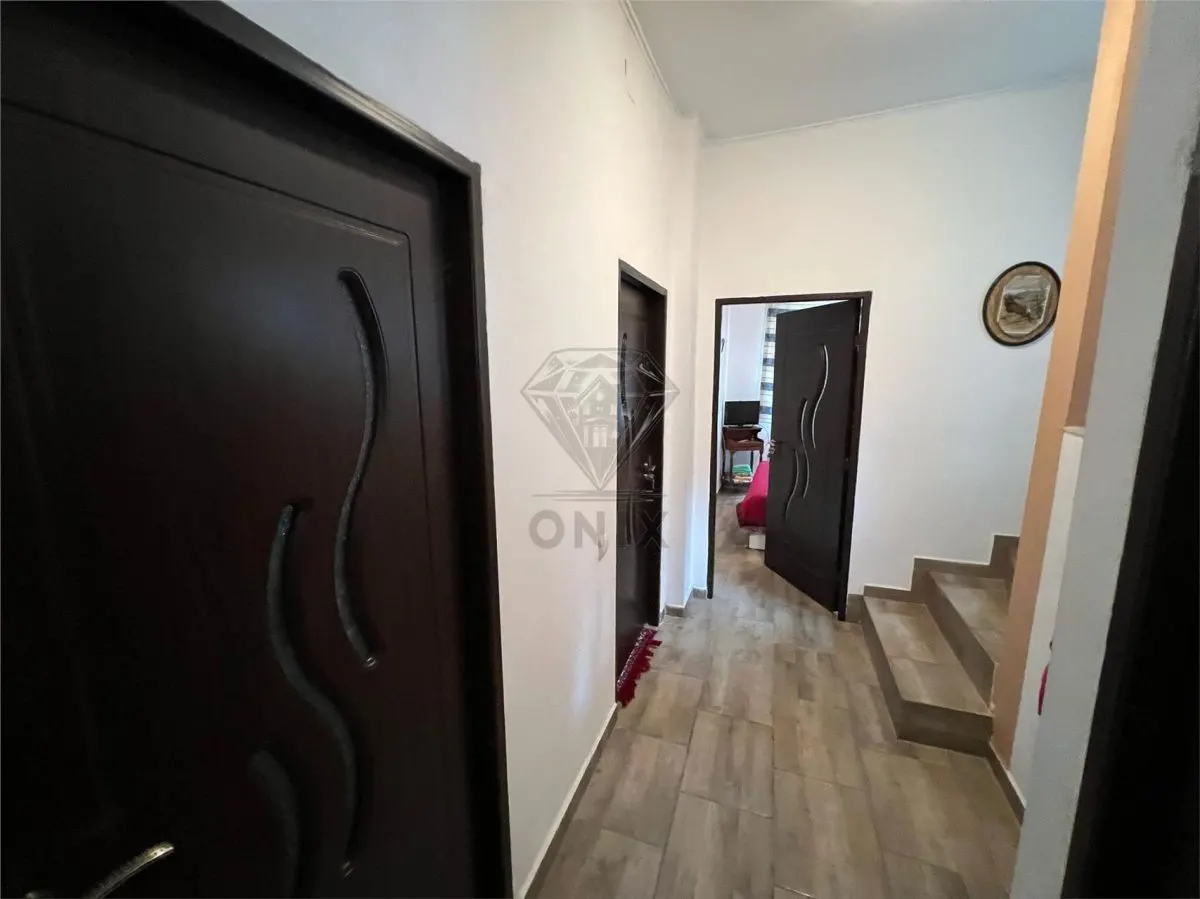Maison 5 Chambres Sinaia, P+1, Terrain 400 m², Double Façade Rue - foto 5