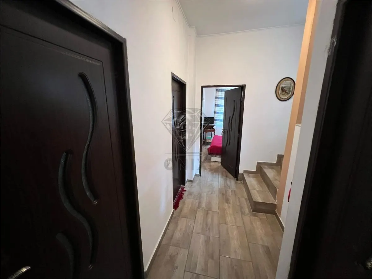 Maison 5 Chambres Sinaia, P+1, Terrain 400 m², Double Façade Rue - foto 10