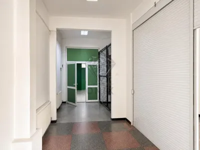 Local Commercial Plopeni Centre 116 m² – Excellent Devanture - foto 2