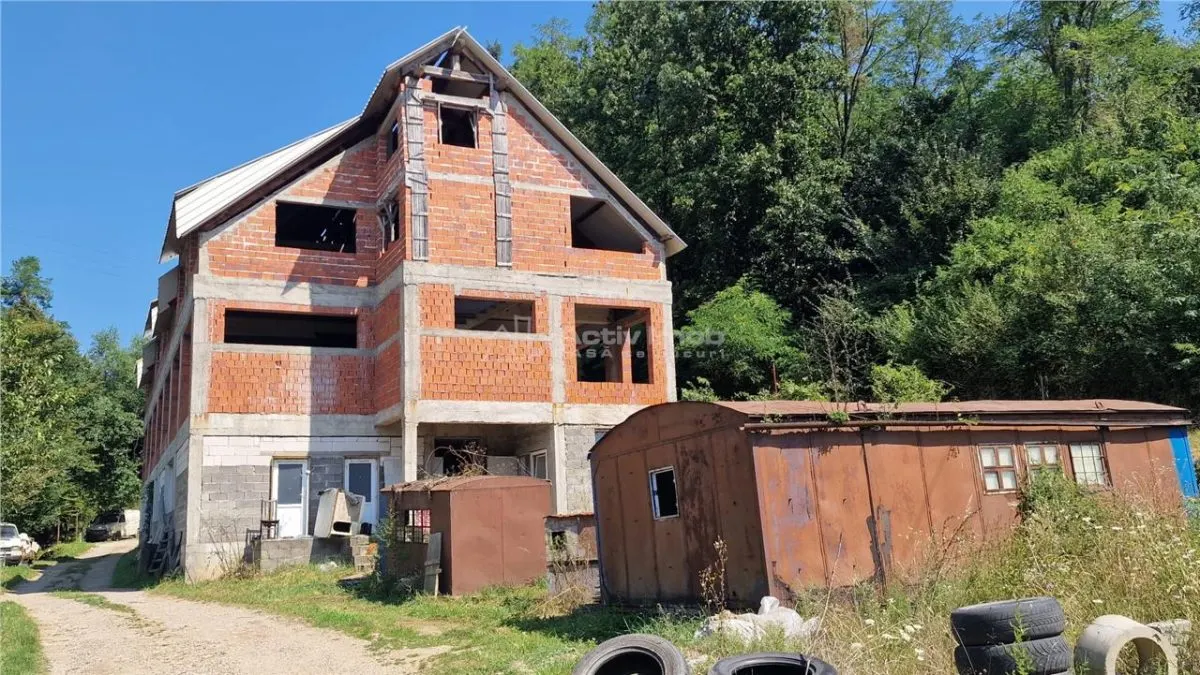 House / villa for sale 973 sqm in Resita, Calea Caransebesului area - foto 12