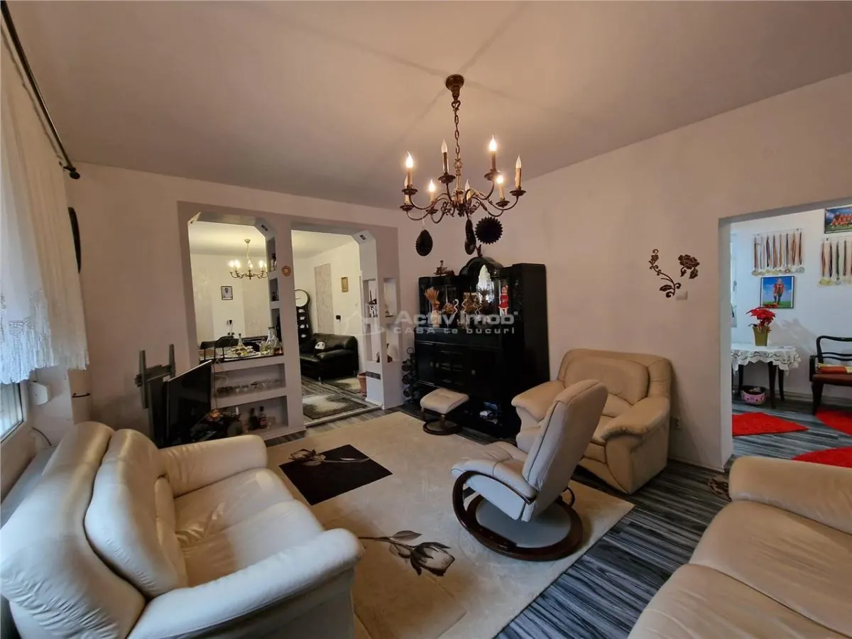 Resita: Villa Dúplex Central, Planta Baja + 1ª Planta + Ático, 2 Garajes, Comisión Cero Comprador - foto 3