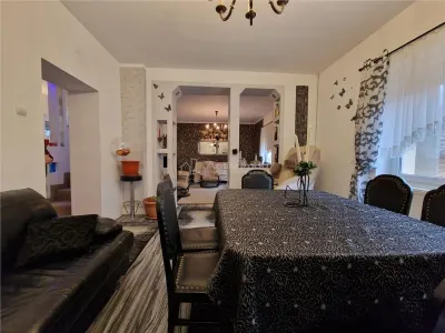 Resita: Villa Dúplex Central, Planta Baja + 1ª Planta + Ático, 2 Garajes, Comisión Cero Comprador - foto 4