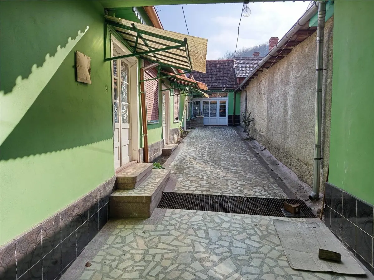 Ciclova, Maison de 10 Pièces pour Deux Familles, 1.439 m² de Terrain - foto 12