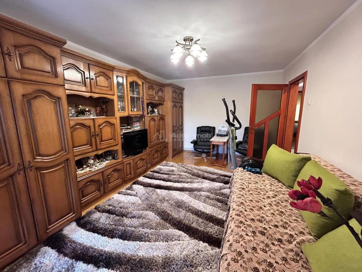 Reşiţa, Apartamento 3 Dormitorios, Confort 1, Distribución Separada, Zona Lunca - foto 3