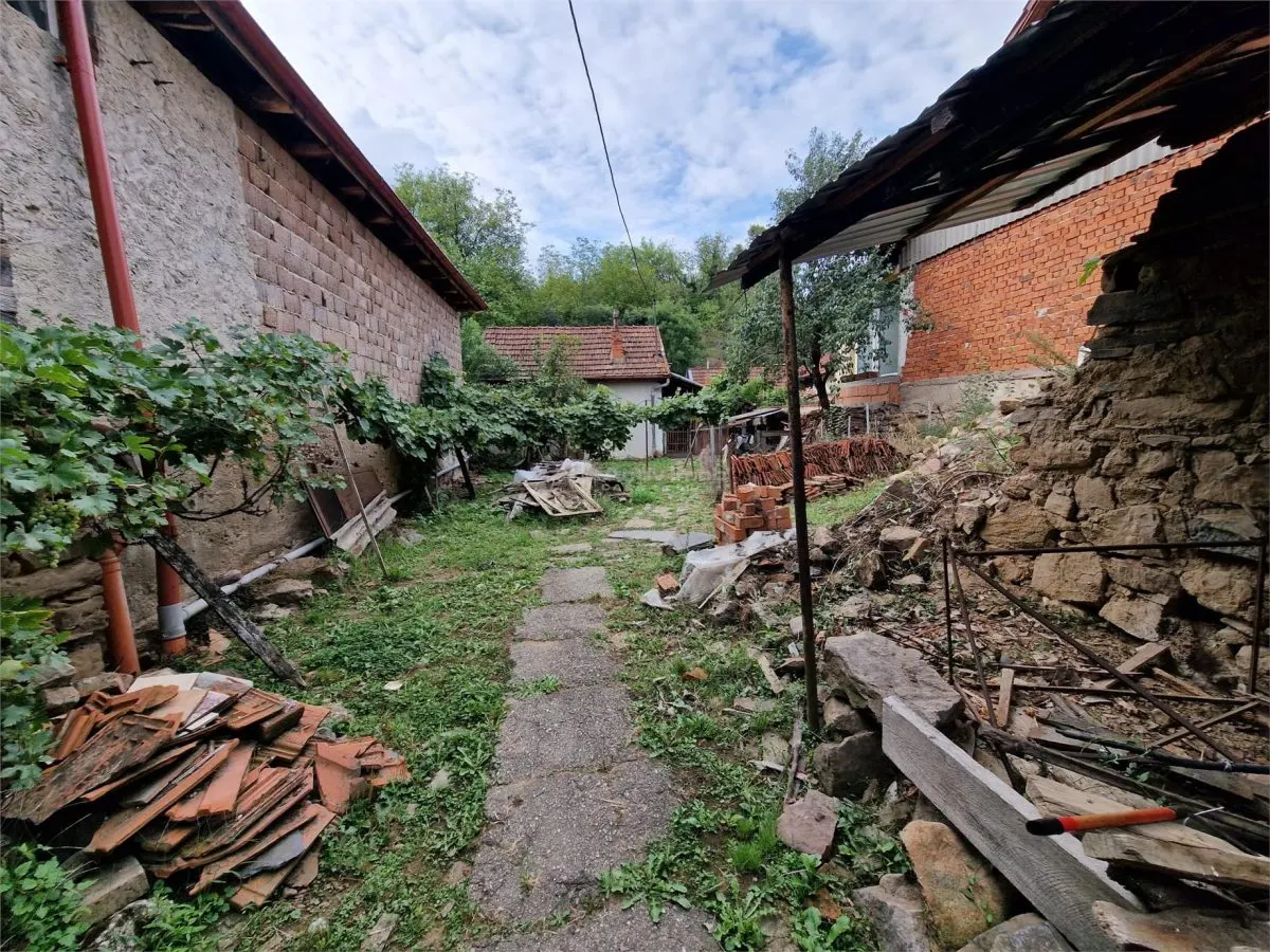 Parcela de Construcción en Clocotici con Servicios e Infraestructuras - foto 4