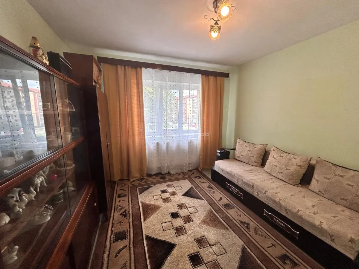 Apartment with 2 bedrooms for sale 50 sqm in Resita, Moroasa 1 area - foto 1