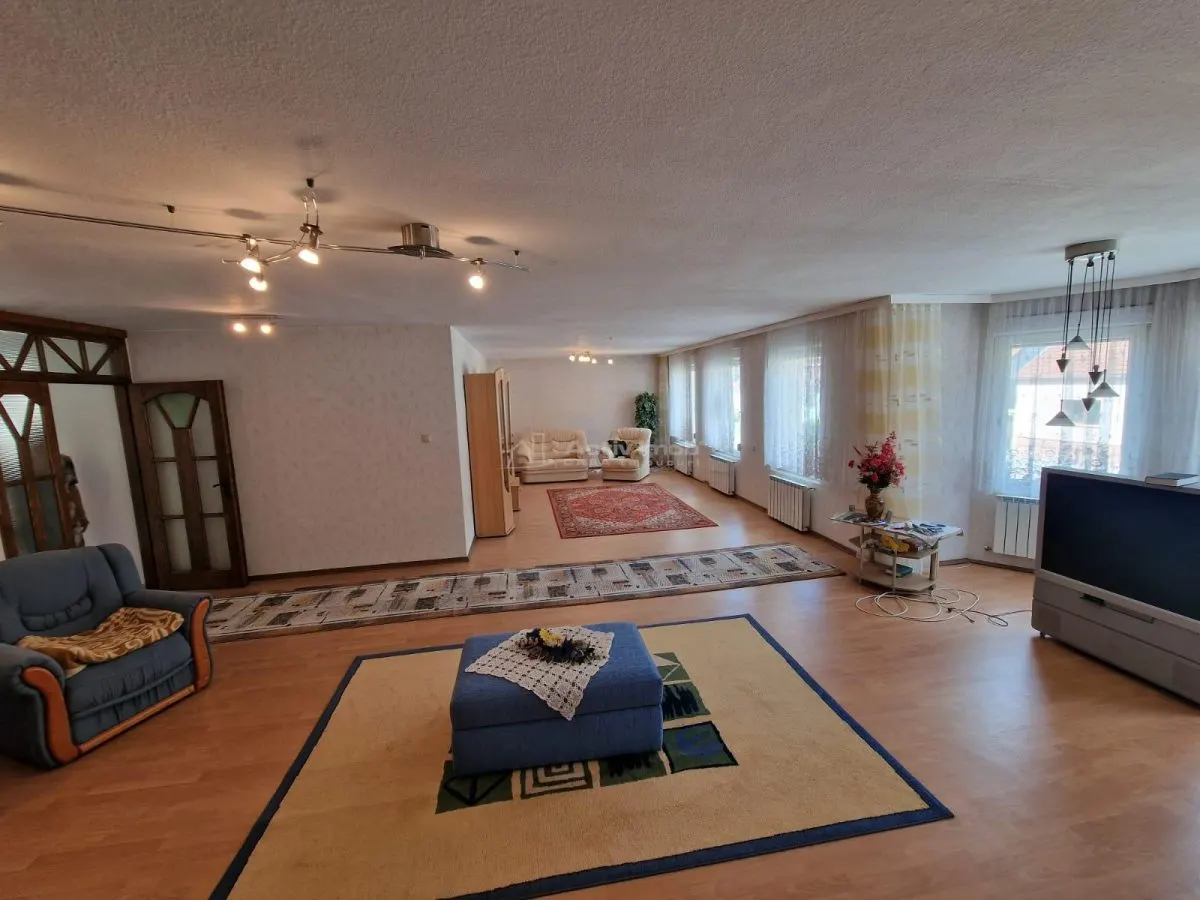 Villa Resita avec Pension P+2+M, 827 m², Commission Acheteur Zéro - foto 4