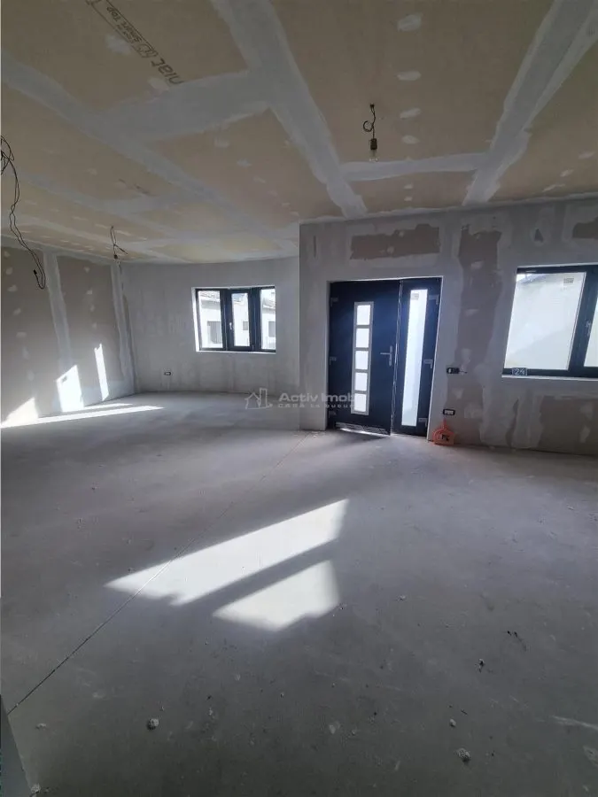 现代别墅 P+1 配阁楼，Poroschia Izabell 餐厅附近 - foto 1