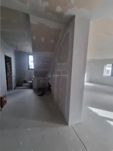 现代别墅 P+1 配阁楼，Poroschia Izabell 餐厅附近 - foto 11