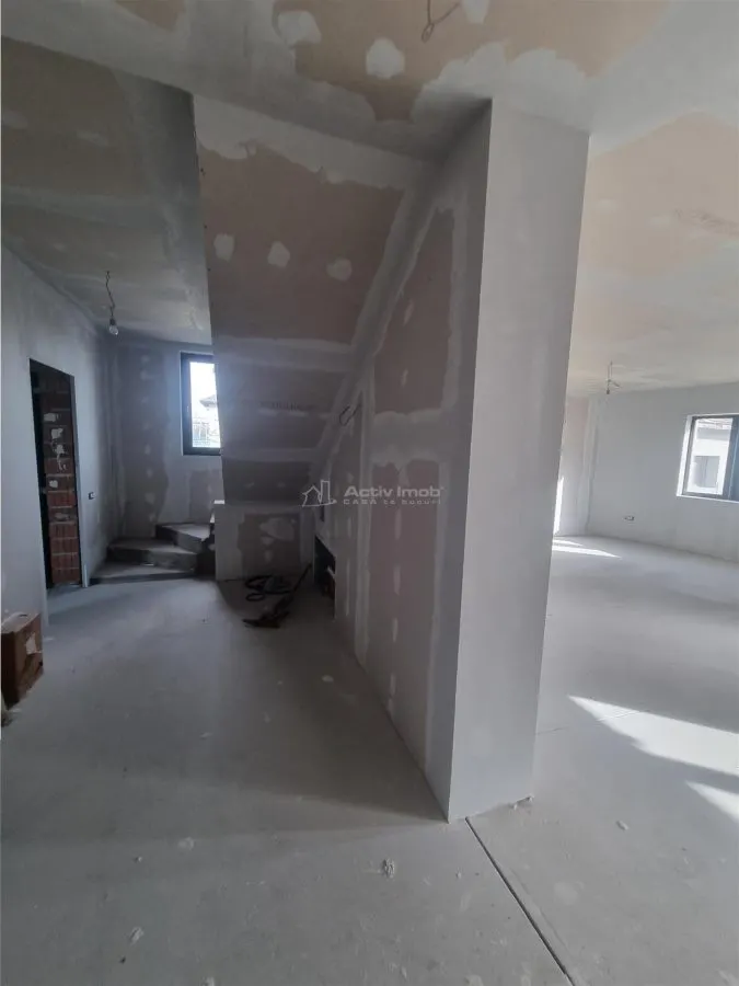 现代别墅 P+1 配阁楼，Poroschia Izabell 餐厅附近 - foto 11