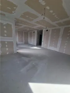 现代别墅 P+1 配阁楼，Poroschia Izabell 餐厅附近 - foto 14
