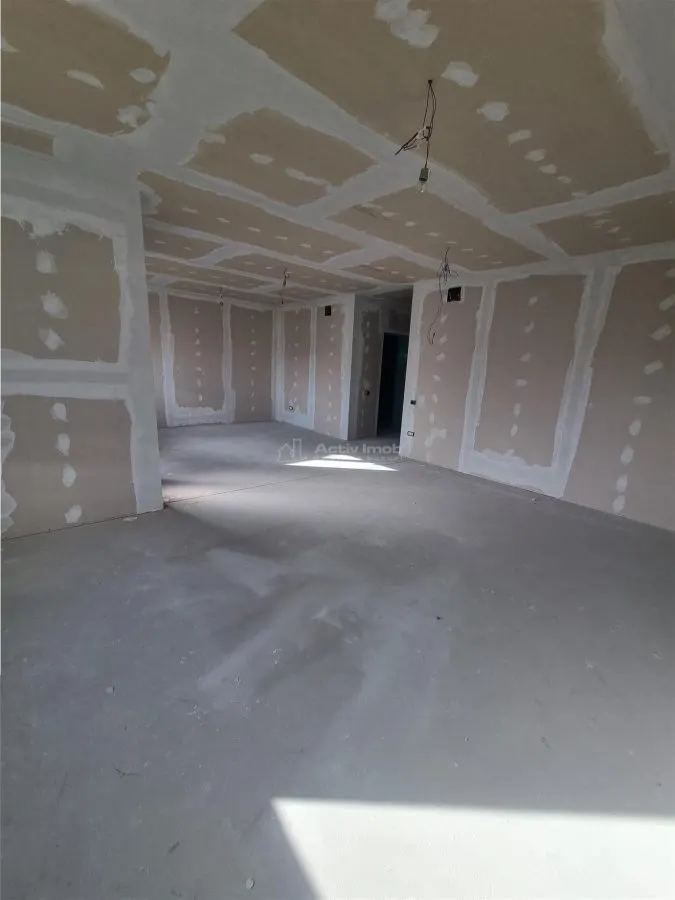 现代别墅 P+1 配阁楼，Poroschia Izabell 餐厅附近 - foto 14