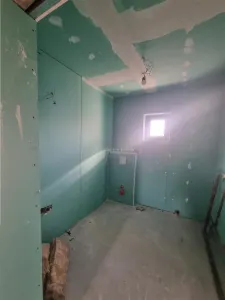 现代别墅 P+1 配阁楼，Poroschia Izabell 餐厅附近 - foto 16