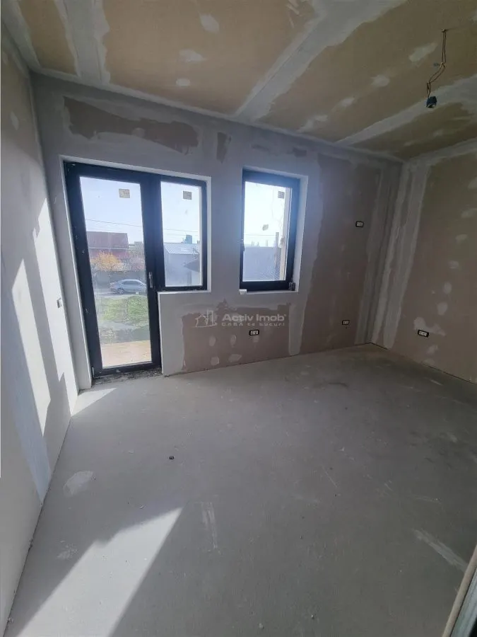 现代别墅 P+1 配阁楼，Poroschia Izabell 餐厅附近 - foto 18